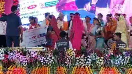 बांधवगढ़: उमरिया: मुख्यमंत्री ने विभिन्न हितग्राही योजनाओं का हितलाभ वितरित किया