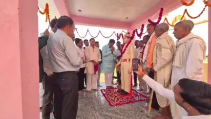 फतेहाबाद: फतेहाबाद के ग्राम पोखर पांडे में कानपुर के विकरू में शहीद सिपाही बबलू कुमार की प्रतिमा का अनावरण, पूर्व मंत्री रहे मौजूद