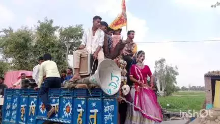 कलान: बर्खे में भागवत कथा से पूर्व निकली कलश यात्रा, जिसमें काफी वाहनों का काफिला रहा मौजूद