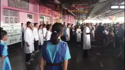 कटिहार: कटिहार रेलवे स्टेशन पर नुक्कड़ नाटक से प्लास्टिक प्रदूषण पर जागरूकता अभियान