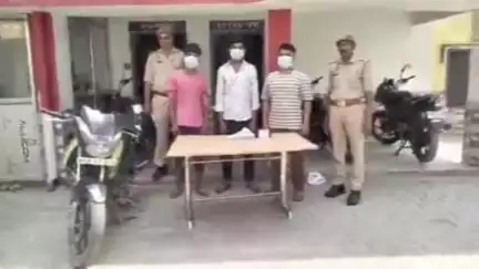 खेकड़ा: मंडोला निवासी युवक की बाइक पर रखे बैग से मोबाइल चोरी मामले में 3 आरोपियों को गिरफ्तार, मोबाइल व तमंचा बरामद