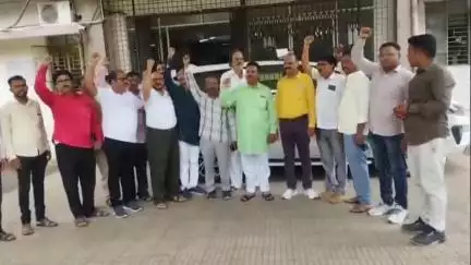 धुळे: पत्रकारावर हल्ल्याच्या निषेधार्थ धुळे जिल्हा मराठी पत्रकार संघाचं जिल्हाधिकारी कार्यालयासमोर जोरदार निदर्शने