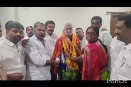 తాండూరు: స్పీకర్ గడ్డం ప్రసాద్ కుమార్ మర్యాదపూర్వకంగా కలిసిన తాండూర్ ఎమ్మెల్యే మనోహర్ రెడ్డి
