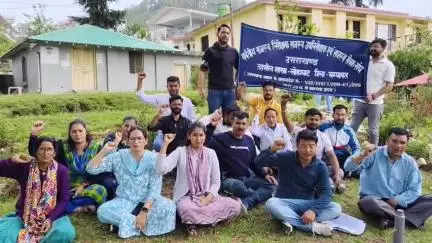 लोहाघाट में मांगों को लेकर राजस्व निरीक्षक उप निरीक्षकों का दूसरे दिन भी रहा कार्य बहिष्कार