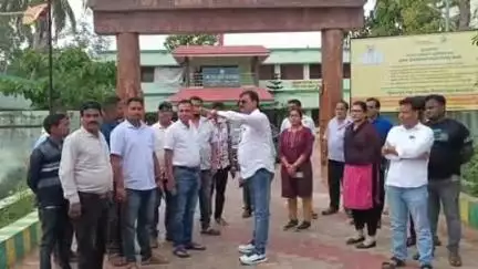 ବେଗୁନିଆ: ବେଗୁନିଆ ବିଡ଼ିଓ ଭାବେ ସନ୍ତୋଷ କୁମାର ଜେନା ଆଜି କାର୍ଯ୍ୟରେ ଯୋଗଦେବା ପରେ ଶୁଭେଚ୍ଛା ଜଣାଇଲେ ଖୋର୍ଦ୍ଧା ବିଧାୟକ ପ୍ରଶାନ୍ତ କୁମାର ଜଗଦ୍ଦେବ