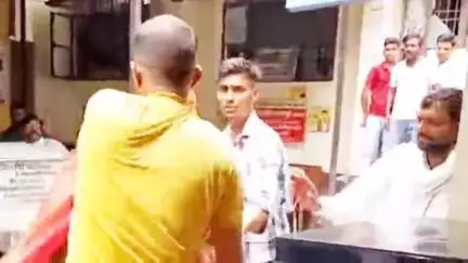 शिकोहाबाद: पति-पत्नी के विवाद ने पकड़ा तूल, शिकोहाबाद तहसील में तारीख को दंपति के बीच हुई मारपीट, वीडियो हुआ वायरल
