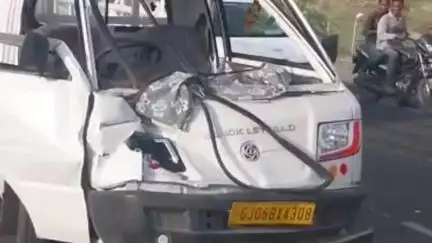 હાલોલ: ગોધરા બાયપાસ રોડ પર ફતેપુરી ગામના વળાંક પાસે મીની લોડીંગ ટેમ્પો અને ટ્રેક્ટર વચ્ચે સર્જાયો અકસ્માત દંપતિ થયુ ઇજાગ્રસ્ત