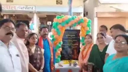 दंतेवाड़ा: किरंदुल पालिका अध्यक्षा के प्रयास से विधायक ने ट्यूबलर स्ट्रीट लाइट का किया लोकार्पण