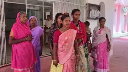 नारायणपुर: मडागड़ा गांव की ग्रामीण महिलाएं कलेक्ट्रेट पहुंचीं, 52 बच्चों के लिए केवल एक शिक्षिका की नियुक्ति की मांग की