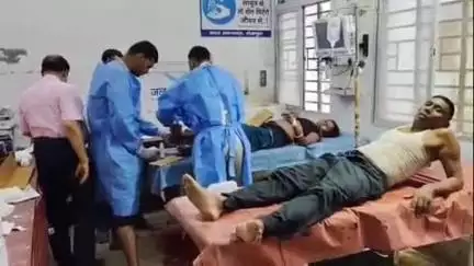 शेखपुरा: जिले में आंधी-तूफान से हसनगंज रेलवे गुमटी के पास ई-रिक्शा दुर्घटनाग्रस्त, पति-पत्नी गंभीर रूप से घायल