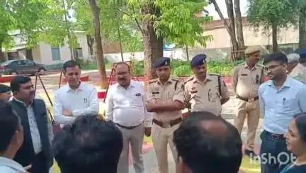 बैकुंठपुर: DEO कार्यालय के सामने शिक्षकों ने काउंसलिंग का किया विरोध 
युक्तियुक्तकरण नीति पर शिक्षकों ने जताई नाराजगी #jansamasya
