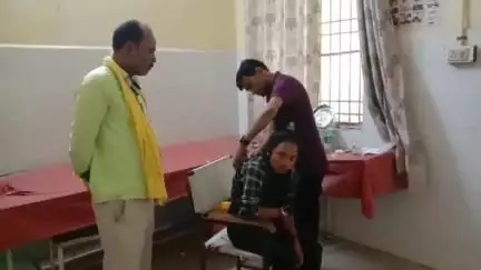 बबेरू: काजी टोला गांव में सोते समय पति ने पत्नी पर चाकू से किया हमला, पुलिस ने पत्नी का कराया मेडिकल
