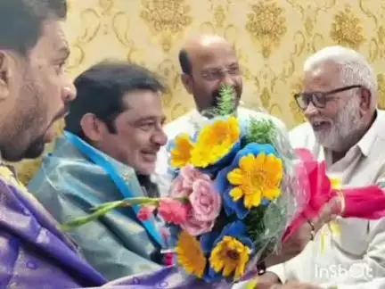 ಹುಮ್ನಾಬಾದ್: ಪಟ್ಟಣದ ಮಸೀದಿ ಅಭಿವೃದ್ಧಿಗೆ ₹1 ಕೋಟಿ ಅನುದಾನ ಕೋರಿ ಬೆಂಗಳೂರಲ್ಲಿ ಸಚಿವ ಜಮೀರ್ ಅಹ್ಮದ್ ಗೆ ನೂರ್ ಮಸೀದಿ ಕಮಿಟಿಯಿಂದ ಮನವಿ