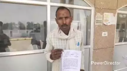 राजापुर: कर्वी के सिद्धपुर निवासी व्यक्ति ने पड़ोसी पर रास्ता बंद करने का लगाया आरोप, शिकायत लेकर पहुंचे डीएम कार्यालय