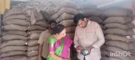 అశ్వారావుపేట: జిల్లాలో 443 రేషన్ షాపుల్లో నేటి వరకు 32,488 కార్డుదారులు బియ్యం తీసుకున్నారని DCSO రుక్మిణి దేవి వెల్లడి