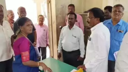 ஆரணி: அரசு மேல்நிலைப் பள்ளியில் சுற்றுச்சுவரில் மாணவர்கள் எழுதி வைத்த வசனங்களால் பள்ளிக் கல்வித்துறை அதிகாரி அதிர்ச்சி