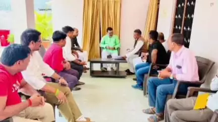 इटवा: शनिचरा गांव स्थित अपने आवास पर पूर्व बेसिक शिक्षा मंत्री ने जनता की समस्याएं सुनी