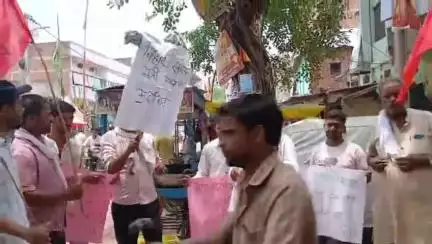 जगदीशपुर: जगदीशपुर नगर में आइसा RYA ने निकाला विरोध मार्च, स्वास्थ्य मंत्री का फूंका पुतला