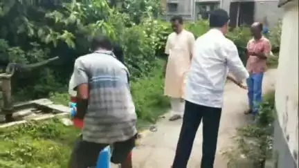 আউশগ্রাম ১: ডেঙ্গু রোধে তৎপর গুসকরা পুরসভা, শহরে স্প্রে করা হচ্ছে মশার লার্ভা নিরোধক তেল, কাজের তদারকি করলেন পুরপ্রধান