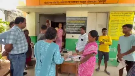 कोंडागांव: कलेक्टर नूपुर राशि पन्ना ने लंजोड़ा और जैतपुरी में पीडीएस दुकानों का किया औचक निरीक्षण