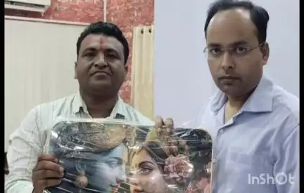 गया टाउन सीडी ब्लॉक: गया जी के नए जिलाधिकारी शशांक शुभंकर का युवा जदयू उपाध्यक्ष ने अंग वस्त्र देकर किया स्वागत