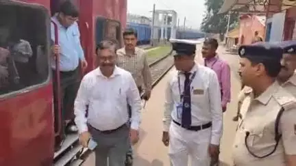 सोनो: डीआरएम ने झाझा रेलवे स्टेशन का किया औचक निरीक्षण, एफओबी जाने वाले मार्ग के चौड़ीकरण का दिया निर्देश