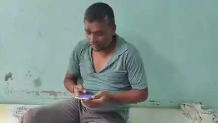 झाझा: एक ट्रैक्टर चालक ने असनालेवाड गांव के पास पुलिस पर मारपीट कर घायल करने का गंभीर आरोप लगाया