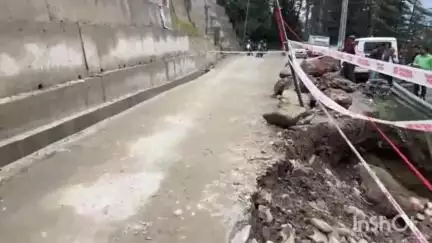 ठियोग: NH-05 ठियोग में सड़क धंसने के बाद स्थिति का निरीक्षण करने पहुंचे एसडीएम ठियोग और डीएसपी