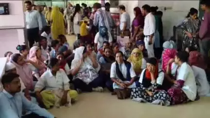 डूंगरपुर: जिला मेडिकल कॉलेज अस्पताल में पिछले ढाई साल से काम कर रहे नर्सिंगकर्मियों को हटाने के खिलाफ विरोध प्रदर्शन