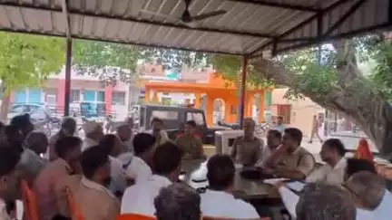 अतर्रा: अतर्रा और फतेहगंज थाने में आगामी त्यौहारों को लेकर पीस कमेटी की बैठक संपन्न, शांतिपूर्वक त्यौहार मनाने के दिए दिशा-निर्देश