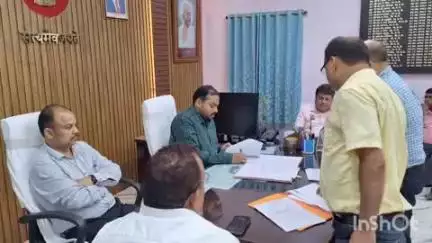 कहरा: सहरसा के नव पदस्थापित डीएम दीपेश कुमार ने ग्रहण किया पदभार, पूर्व डीएम वैभव चौधरी ने किया प्रभार का आदान-प्रदान