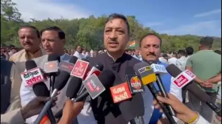 नाहन: एडीसी सिरमौर एलआर वर्मा और भाजपा सांसद सुरेश कश्यप ने शहीद लांस नायक मनीष ठाकुर को दी श्रद्धांजलि