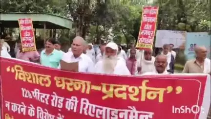 रेवाड़ी: पीवरा गांव के लोगों ने नगर योजनाकार विभाग कार्यालय में अधिकारियों को अपनी समस्या को लेकर दिया ज्ञापन