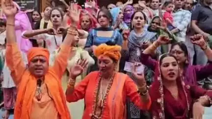 हरिद्वार: उत्तरी हरिद्वार में श्री गुरु मोती महंत सेवा आश्रम का वार्षिकोत्सव, किन्नर अखाड़े की महामंडलेश्वर ने निकाली शोभा यात्रा