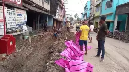 মথুরাপুর ২: কোম্পানির ঠেক বাসস্ট্যান্ডে শুরু হয়েছে হাইড্রেন তৈরি করার কাজ