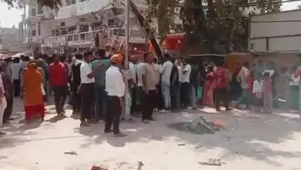 सिवान: युवक की पीट-पीट कर हत्या के बाद परिजनों ने सदर अस्पताल परिसर में शव रखकर की आगजनी