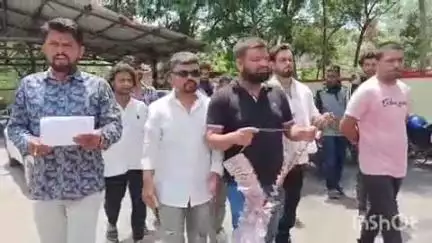 राजनांदगांव: युवा कांग्रेस ने शहर के पीडब्ल्यूडी कार्यालय पहुंचकर सड़क निर्माण के मामले में कार्रवाई को लेकर सौंपा पत्र