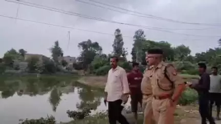 रुधौली: एएसपी और थाना प्रभारी रुधौली ने अठदेउरा पहुंचकर निभाई अभिभावक की भूमिका, दिए उपहार