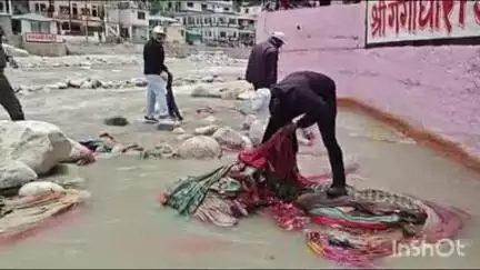 भटवाड़ी: गंगा विचार मंच ने पर्यावरण दिवस से एक दिन पूर्व गंगोत्री धाम में भागीरथी नदी में चलाया स्वच्छता अभियान