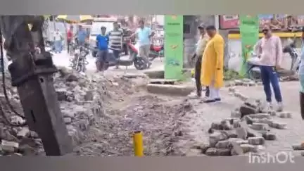 আলিপুরদুয়ার ১: স্টেশন পাড়ায় অবৈধ নির্মাণে নালা আটকে যাওয়ায় জল নিকাশি অসুবিধা,সমস্যা মেটাতে নির্মাণ ভাঙলো পুরসভা #jansamasya