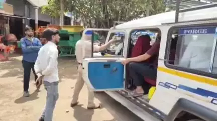 महोबा: डाक बगला इलाके में डग्गामार वाहनों पर बड़ी कार्रवाई, बसें और क्रूजर जब्त, रोडवेज को रोज़ाना के नुकसान पर की गई कार्यवाही