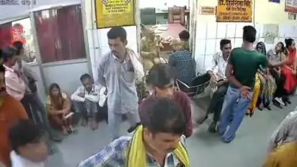 झांसी: जिला अस्पताल में दो व्यक्तियों ने एक व्यक्ति के साथ की जमकर मारपीट, वीडियो हुआ वायरल, अधिकारी जांच में जुटे