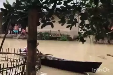 টেঙাখাত: দুলীয়াজানতো বানে লৈছে ভয়ংকৰ ৰূপ, দিহিং কিনাৰ নেপালী গাঁৱত বান পৰিস্থিতি বুজ ল'লে বিধায়ক তেৰচ গোৱালাই