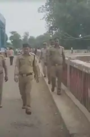 नवाबगंज: शारदा सहायक नहर में दिखा घड़ियाल, वन विभाग ने लगाए चेतावनी बोर्ड, रेस्क्यू में गहराई बनी बाधा