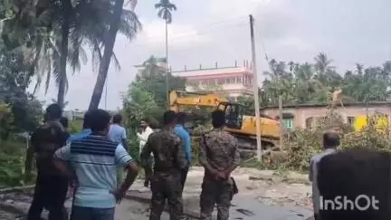 আলিপুরদুয়ার ১: মহাসড়কের দখল হওয়া জায়গা খালি করতে জেসিবি দিয়ে উচ্ছেদ অভিযান সোনাপুরে,অশান্তি এড়াতে বিশাল পুলিস বাহিনী মোতায়েন