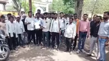 बैतूल नगर: ग्राम कोटवार के विवादों से परेशान ग्रामीणों ने बैतूल कलेक्टर को सौंपा ज्ञापन, कोटवार को हटाने की मांग