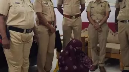बाबा पेट्रोल पंपाजवळ तरुणाचा मोबाईल घेऊन लुटणाऱ्या महिलेला वेदांतनगर पोलिसांनी केली अटक