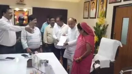 देवास नगर: अखिल भारतीय सफाई मजदूर कांग्रेस ने विभिन्न मांगों के लिए महापौर को ज्ञापन सौंपा