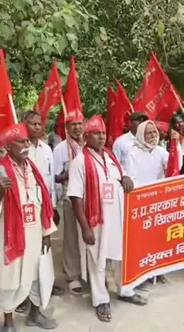 मऊ: जिला कलेक्ट्रेट में बिजली विभाग के निजीकरण के विरोध में संयुक्त किसान मोर्चा के लोगों ने किया प्रदर्शन