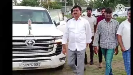 కూసుమంచి: నర్సింహులగూడెంలో నాకో ప్లేస్ ఇవ్వండి నేనూ ఆడతా అంటూ విద్యార్థులతో కలిసి వాలీబాల్ ఆడిన మంత్రి పొంగులేటి